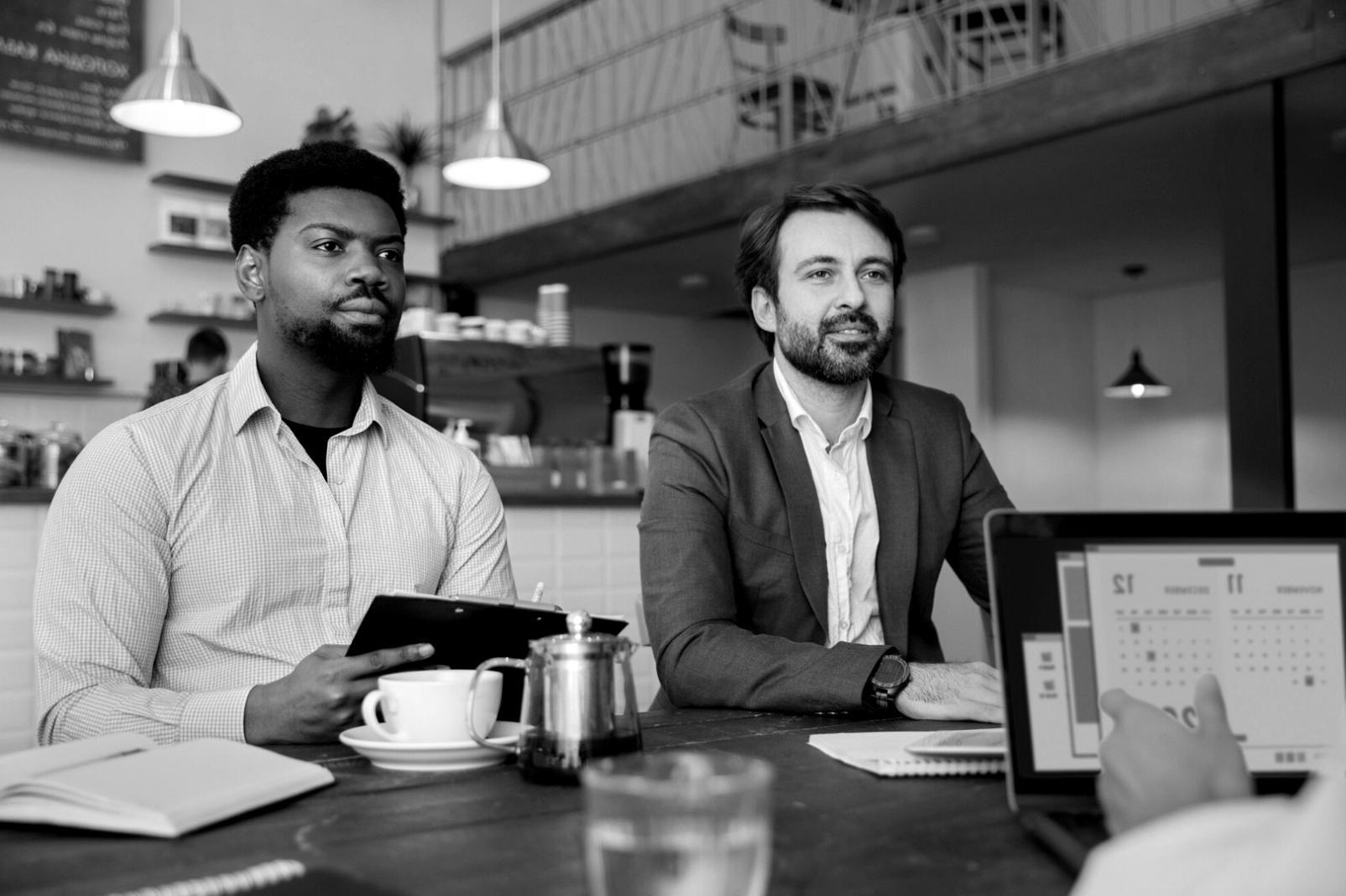 Moderne Arbeitsumgebung mit Laptop und Finanzpartnerplattform