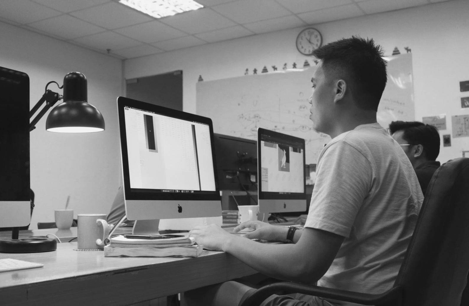 Geschäftsdokumente und Finanzunterlagen auf einem Schreibtisch